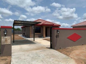 Lion House, 3 bedroom House next to Pilanesberg and Sun City